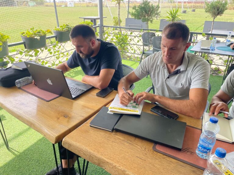 Trajnerët dhe mësimdhënësit ndjekin kursin T1 Rugby në Lipjan